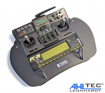 Senderpult Futaba FC-28 in Carbon